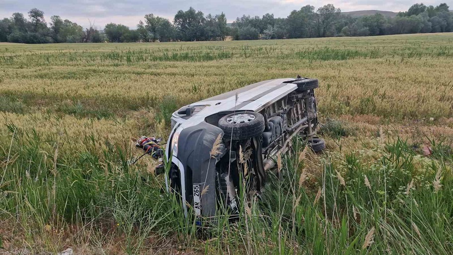 Çorum’da düğünden dönüşü kaza: 17 yaralı