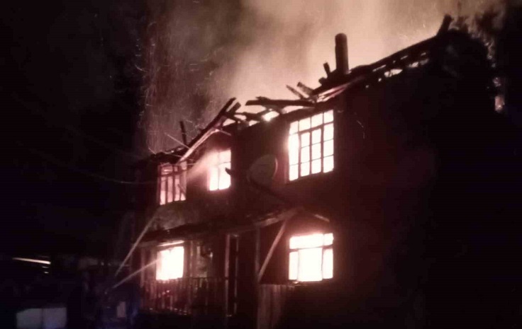 Kastamonu’da iki katlı ahşap ev, çıkan yangında küle döndü