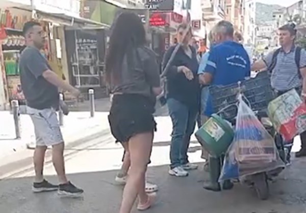 İzmir'de belediye işçisini sopayla döven 2 genç kız tutuklandı