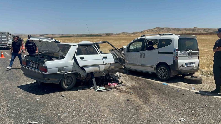 Adıyaman'da otomobil ile hafif ticari araç çarpıştı: 4 ölü, 1 yaralı