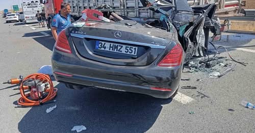 Aksaray'da otomobil, lastiği patlayan TIR'a arkadan çarptı: 2 ölü, 1 yaralı