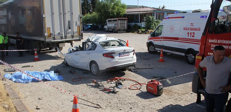 Manisa'da feci kaza: Baba ve 3 çocuğu hayatını kaybetti
