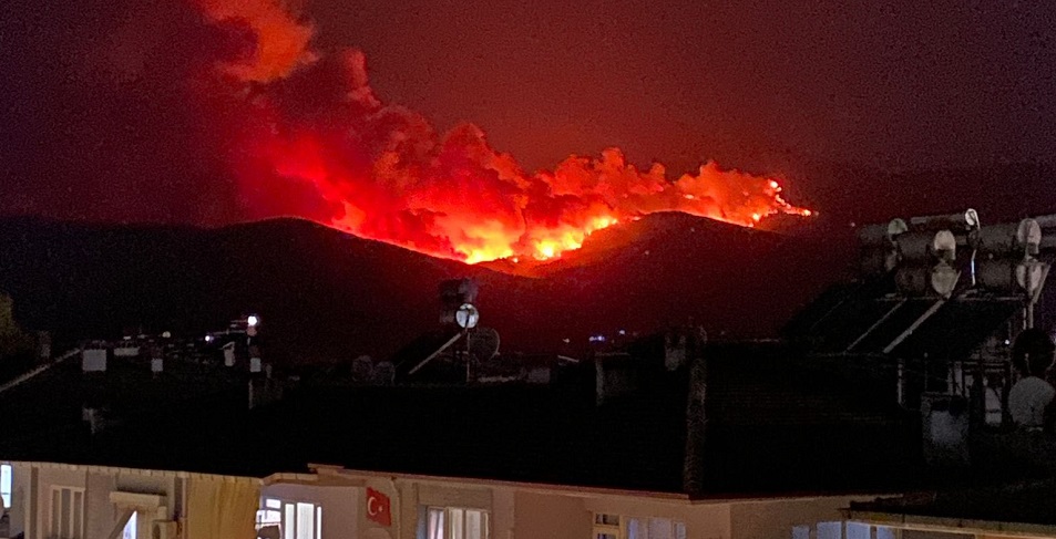 Bir yangın da Ödemiş’te: 3 mahalle tahliye edildi