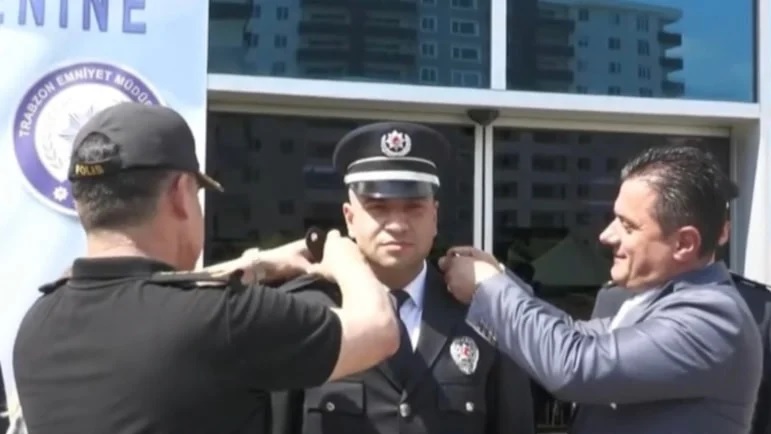 Trabzon'da AKP ilçe başkanı polise rütbe taktı!