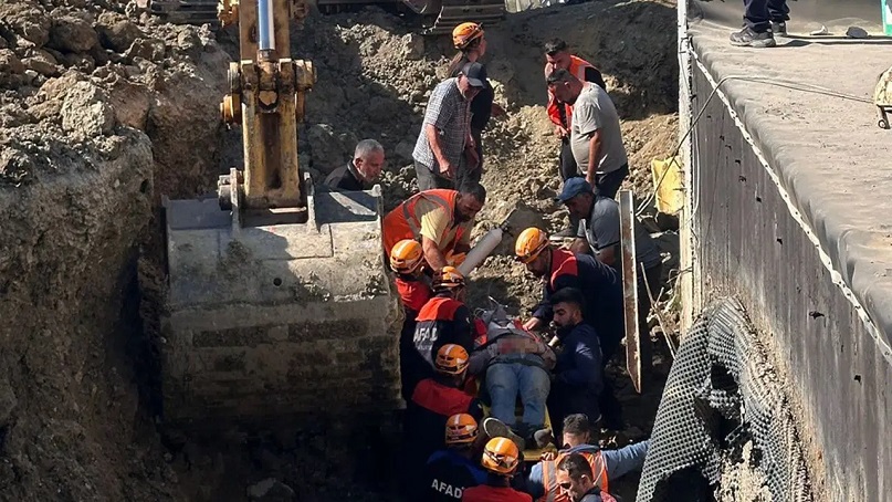 Sivas'ta toprak kaydı: 2 işçi göçük altında kaldı