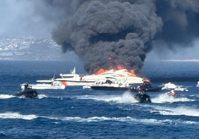 Bodrum'da milyon dolarlık yat tamamen yanarak battı