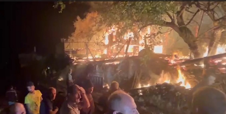 Bolu'da 2 ev ile 10 samanlık yandı