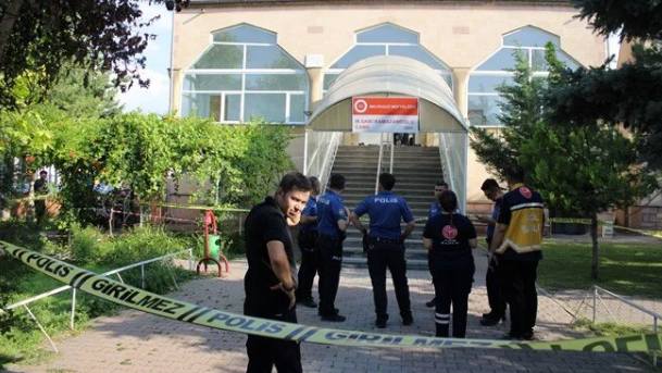 Kayseri'de camide vahşet! Namaz kılarken husumetlisini boğazını keserek öldürdü
