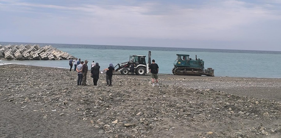 Kastamonu'da plajda güneşlenen kadını dozer ezdi