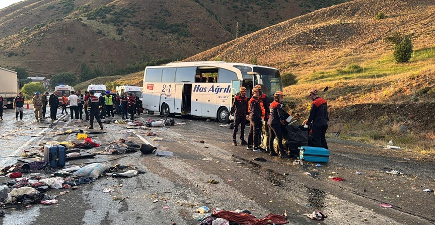 Sivas'ta feci kaza: 4 can kaybı, 40 yaralı