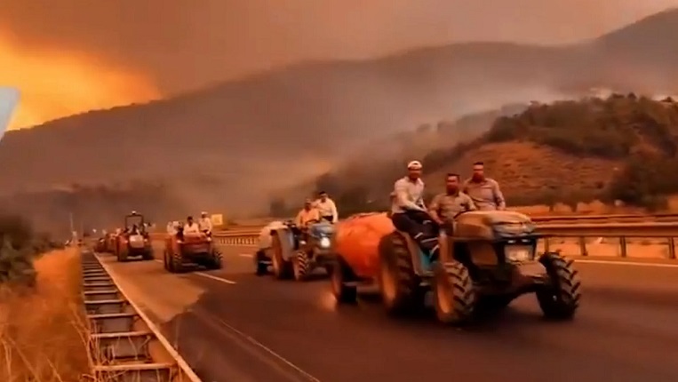 Traktörlerle insanlık konvoyu: Yangınla savaşa cepheye gider gibi gittiler