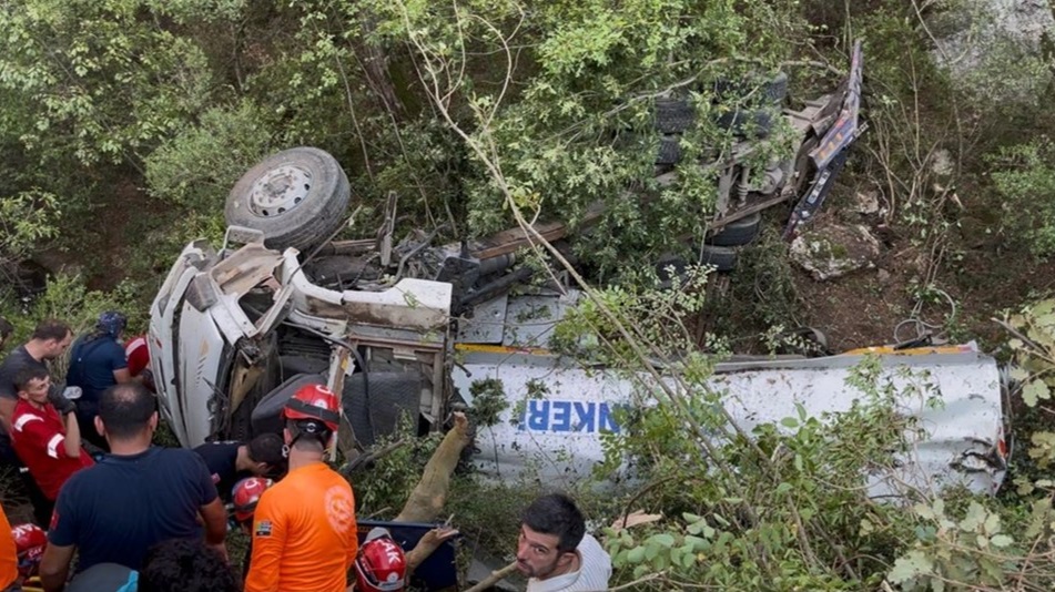 Yangın söndürmeye gidiyorlardı: Kazada 3 kişi can verdi