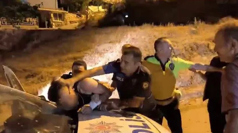 Bursa'da yangını başlattığı iddia edilen şahsı polis, linçten kurtardı