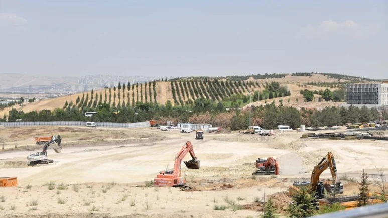 Fahrettin Koca, kazmayı çoktan vurmuş, kepçeler çalışıyor