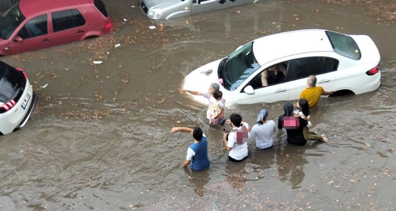 Sağanak Denizli'yi felç etti, alt geçitte can pazarı yaşandı
