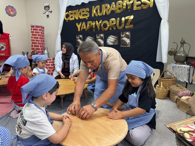 Minik öğrenciler 'Çerkeş kurabiyesi' yaptılar