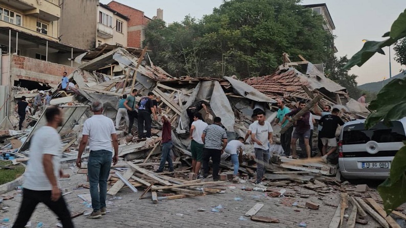 Balıkesir'de 6.1 büyüklüğünde depremin ardından ilk görüntüler geldi!