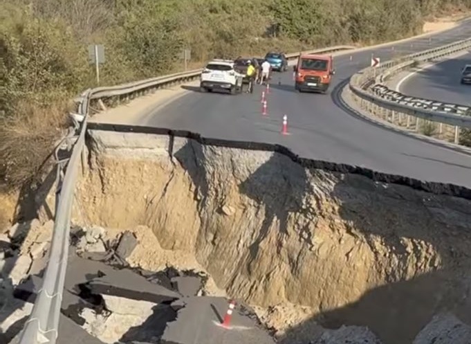 Söke-Kuşadası karayolu çökme nedeniyle ulaşıma kapatıldı