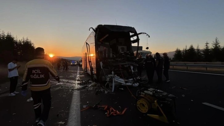 Anadolu otoyolunda otobüs kamyona çarptı! Ölü ve yaralılar var