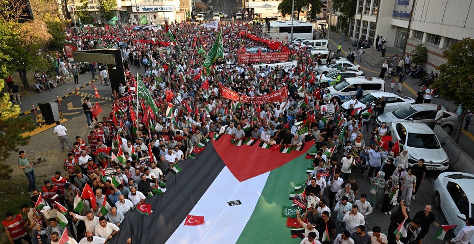 Laik cumhuriyetin başkentinde Gazze’ye yardım gerekçesiyle irtica çığırtkanlığı
