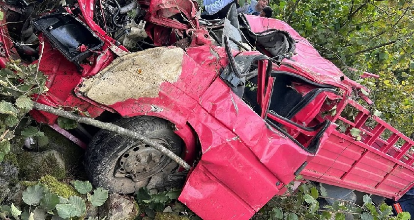 Giresun’da kamyonet fındık bahçesine yuvarlandı: 4 ölü, 1 yaralı