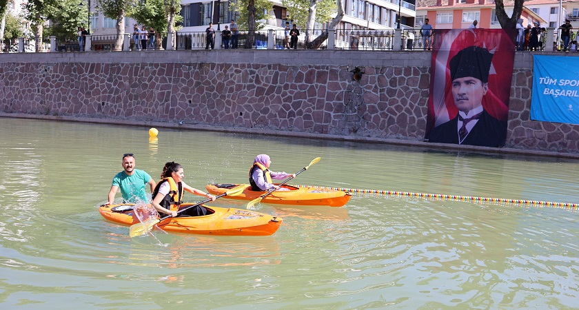 Çankırı’da Tatlıçay üzerinde yapılan kano yarışları heyecan yarattı