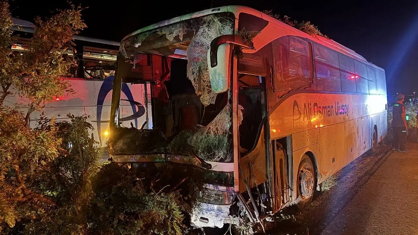 Kayseri'de yolcu otobüsü refüjdeki ağaçlara çarptı: 1 ölü, 13 yaralı