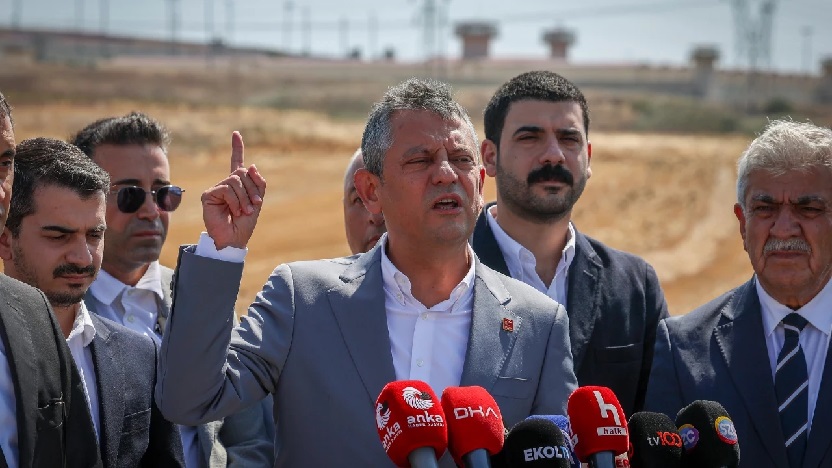 Özgür Özel sert çıktı: Ev hapsinde olanlar restoranlarda fink atıyor