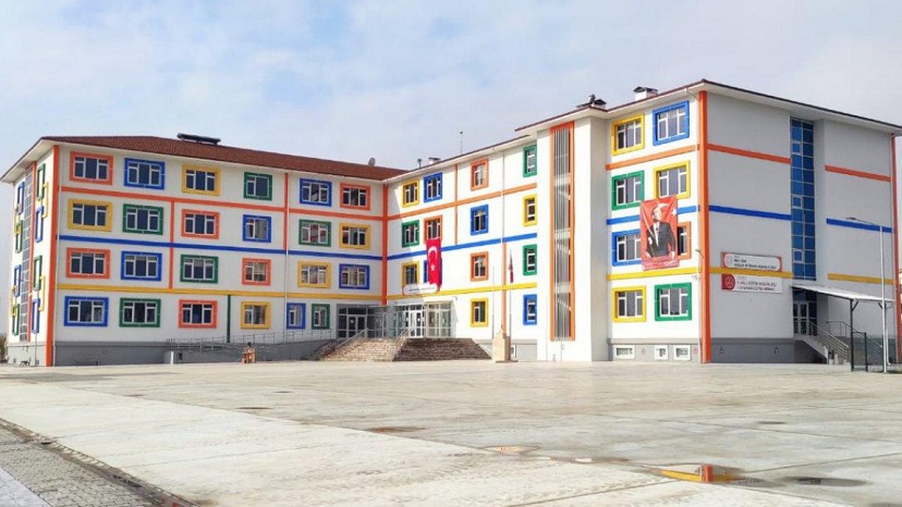 Lisede skandal kurallar: Kızlar ayakta gidecek