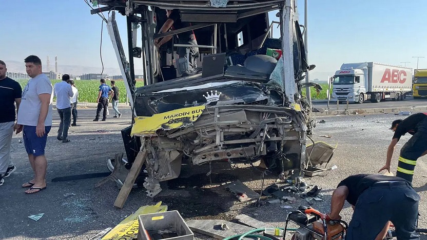 Mardin'de halk otobüsü ile TIR çarpıştı: Ölü ve yaralılar var!