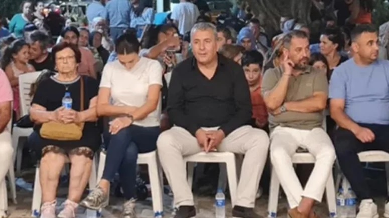 Söke'de vatandaş, AKP'ye geçen 4 meclis üyesine 'Tuuu size' dedi