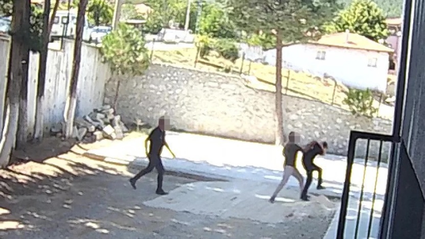 Denizli'de Belediye Başkanı, zabıtaların sırtında sopa kırdı