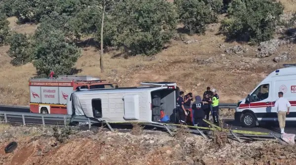 Diyarbakır'da minibüs devrildi: 1 ölü, çok sayıda yaralı!