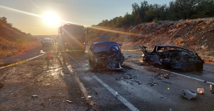 Karabük'te feci kaza! Çarpışan iki otomobil alev aldı: 3 ölü, 5 yaralı