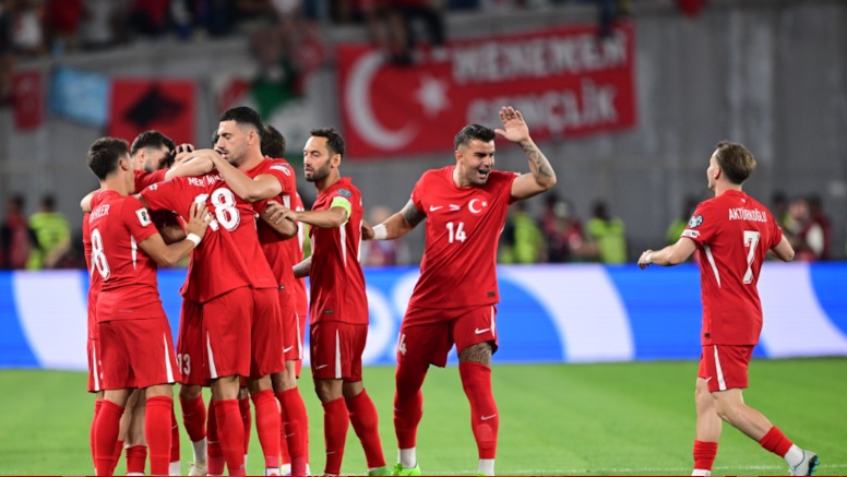 Milli Takım 10 kişiyle 3 puanı kaptı