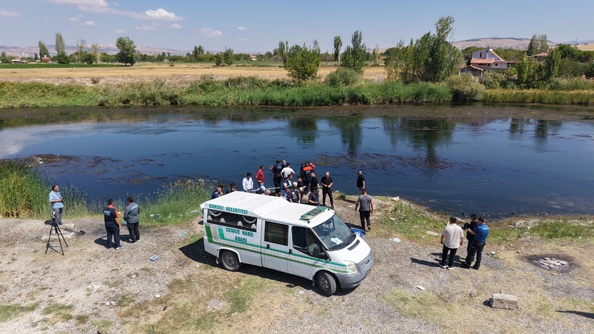 Kızılırmak iki can aldı: Arkadaşını kurtarmak isterken kendi de boğuldu