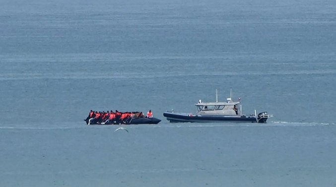 Balıkesir'de göçmen botu sahil güvenliğe çarptı: 5 ölü