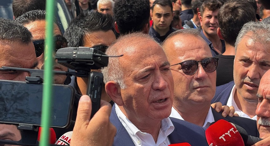 Kayyum Gürsel Tekin'den, CHP İstanbul İl Başkanlığı önünde ilk açıklama