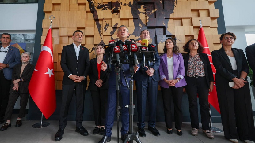 Özgür Özel, Sarıyer'deki çalışma ofisinde DEM Parti heyeti ile görüştü