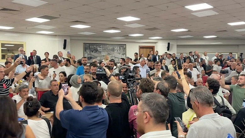 Aydın'da CHP'liler toplantıya alınmadı, polis salona girdi