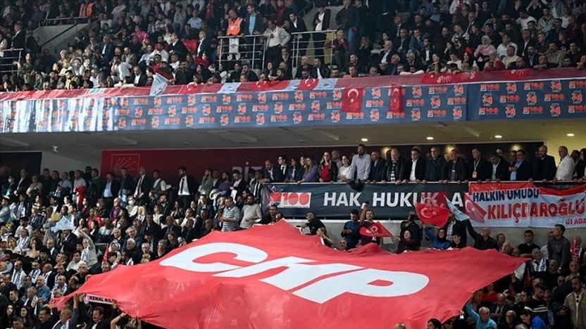 CHP'nin Genel Başkanı yeniden Özgür Özel oldu