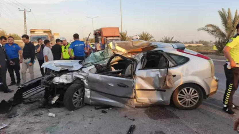 Adana'da otomobil hafriyat kamyonuna çarptı: 2 ölü, 1 yaralı
