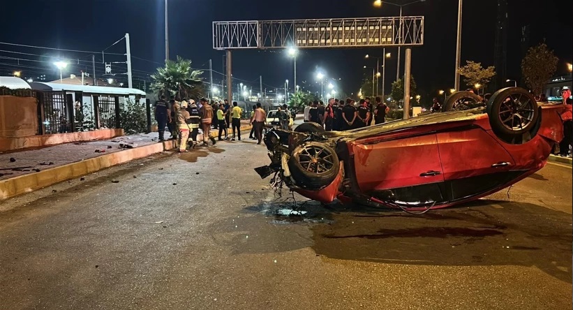 Hatay'da otomobil kaldırımda yürüyen yayalara çarptı: 3 ölü, 3 yaralı