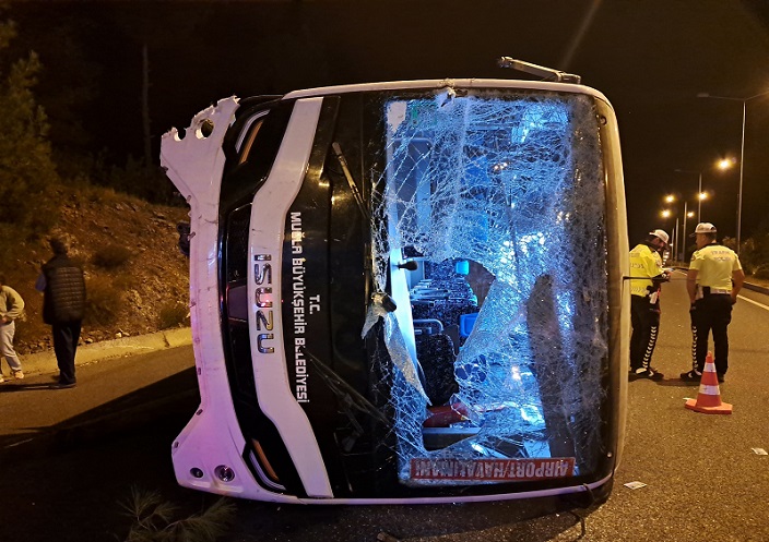 Muğla'da 'havaalanı' servisi devrildi: 5 yaralı