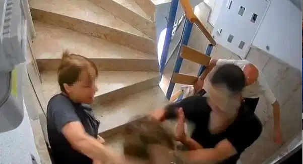 Ankara'da komşu dehşeti... Anne saçını çekti oğlu yumrukladı!