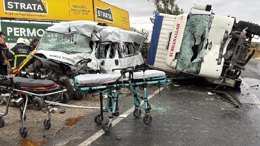 Tekirdağ'da işçi servisiyle kamyon çarpıştı; 3 ölü, 9 yaralı