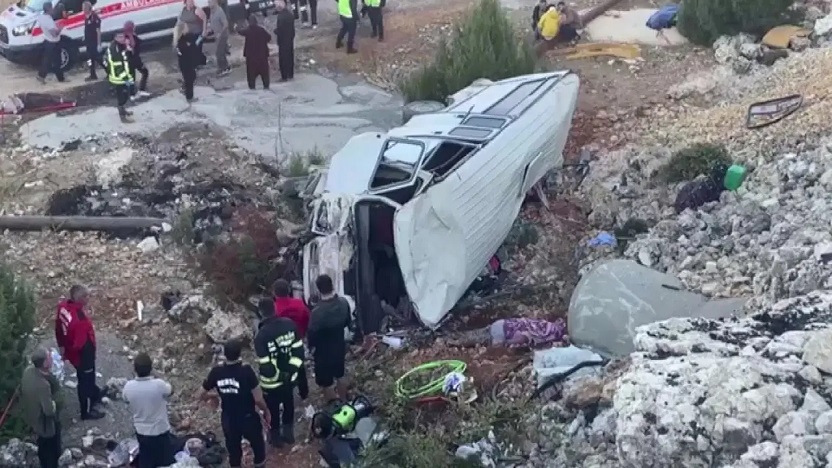 Mersin'de feci kaza: 4 can kaybı, 14 yaralı