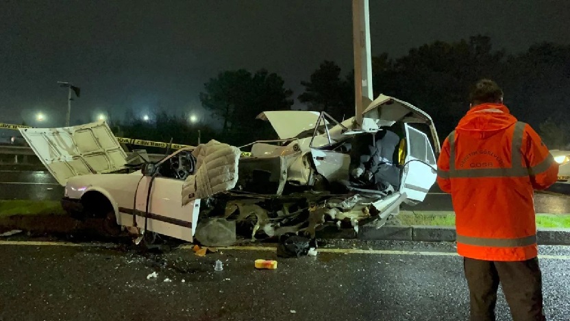 Tekirdağ'da aydınlatma direğine çarpan otomobil ikiye ayrıldı