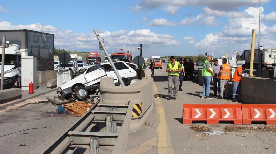 Mersin'de bariyerlere çarpan araçta 2 kişi öldü