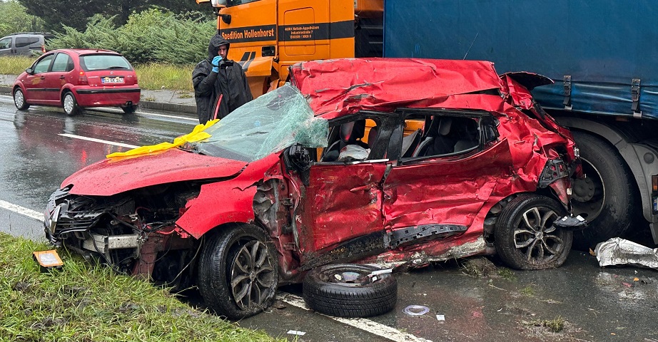 Rize'de karşı şeride geçen otomobil TIR'la çarpıştı: 3 ölü
